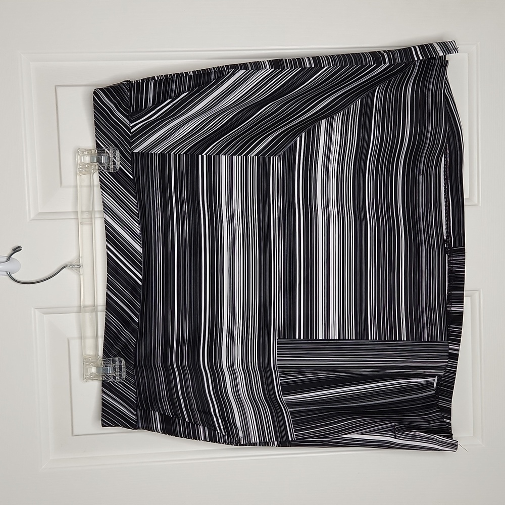 LADY Hagen Empower Variegated Stripe Skort Black/White Size 12